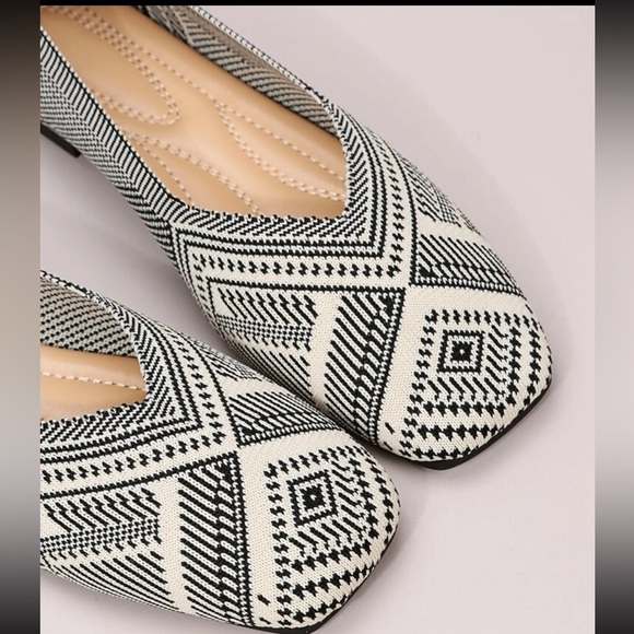 Shoes - Black multi flats in a size 5 🖤🤍